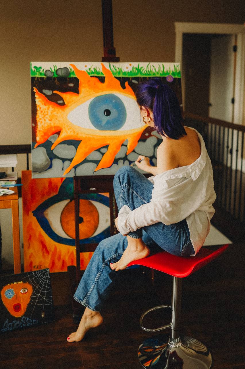 Карина пишет картину Inner Eye в своей студии